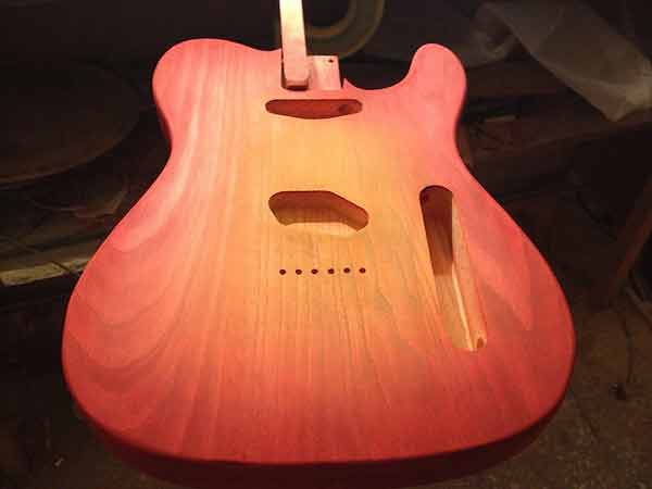 Второй слой красителя для гитарного корпуса